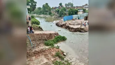पुल निर्माण के दौरान बना डायवर्सन पानी के तेज बहाव से हुआ क्षतिग्रस्त