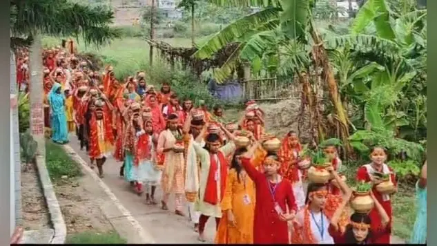 नवरात्र महायज्ञ को लेकर निकाली गयी कलश शोभा यात्रा