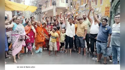 सड़कों पर बह रहा नाले का पानी, लोगों ने किया प्रदर्शन