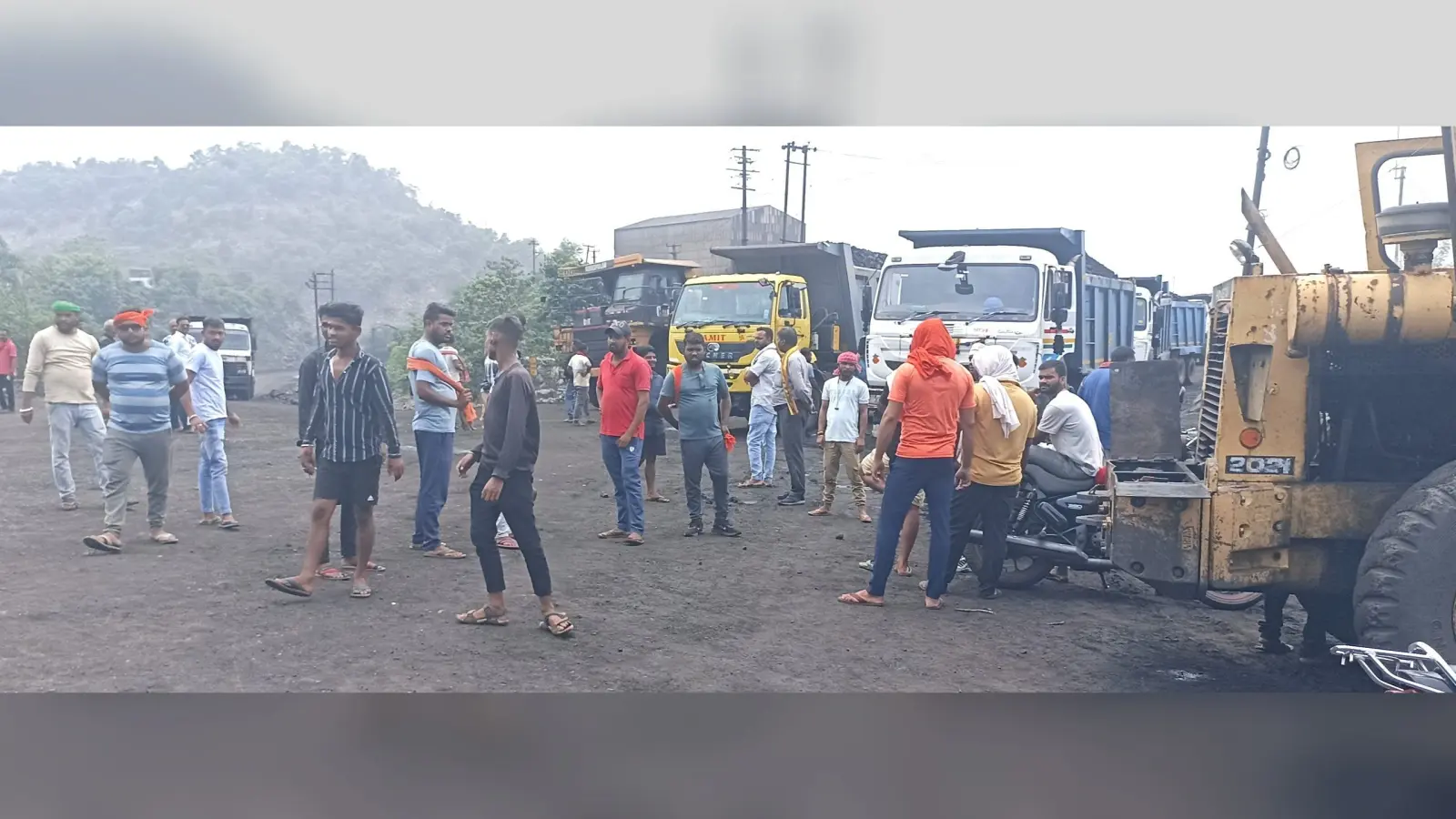 एचपीसी वेतनमान को ले सांसद समर्थक सेलपिकर मजदूरों ने नयी कंपनी की ट्रांसपोटिंग रोकी