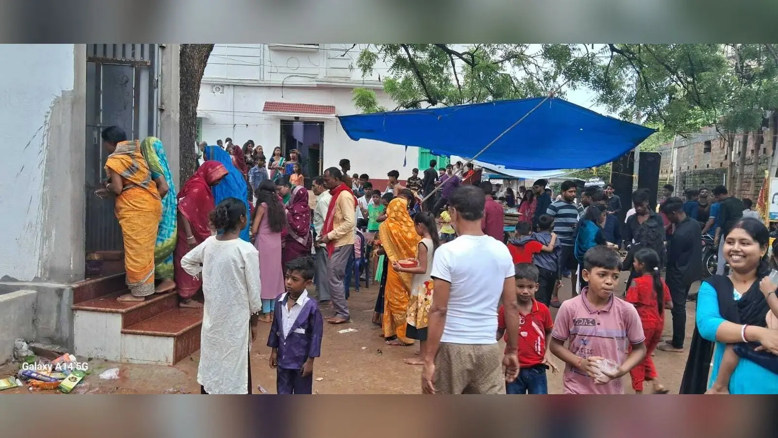 दुधानी व हिजला नाग बासुकी मंदिर में डलिया चढ़ाने पहुंचे लोग