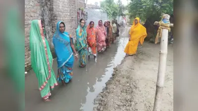 सड़क पर जलजमाव से ग्रामीणों में आक्रोश