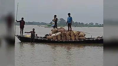 मधेपुर के दर्जनों गांव के घरों में घुसा बाढ़ का पानी, कमला खतरे निशान से उपर