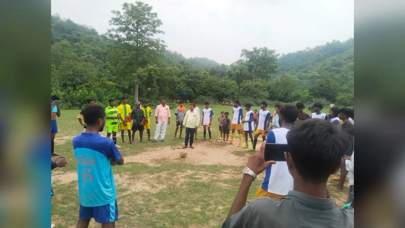 पुरणपनियां में बन्हे बाबा फुटबाल टूर्नामेंट का उदघाटन