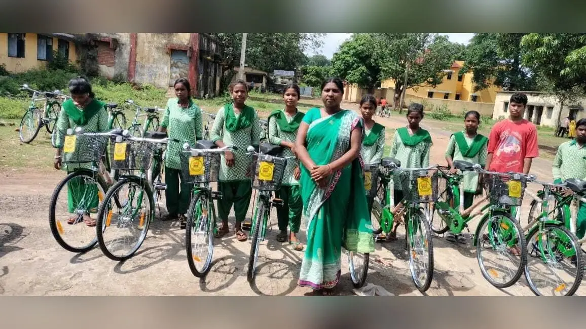28 छात्र-छात्राओं के बीच साइकिल का किया वितरण
