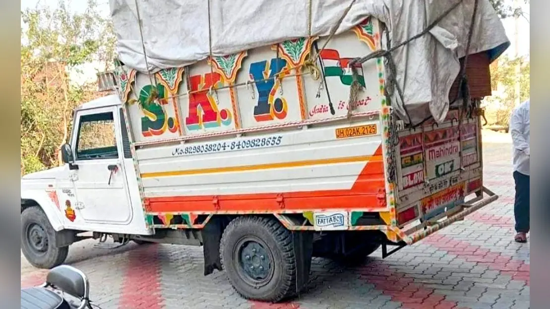 सक्रेज गांव से घर के बाहर खड़ी पिकअप गाड़ी चोरी