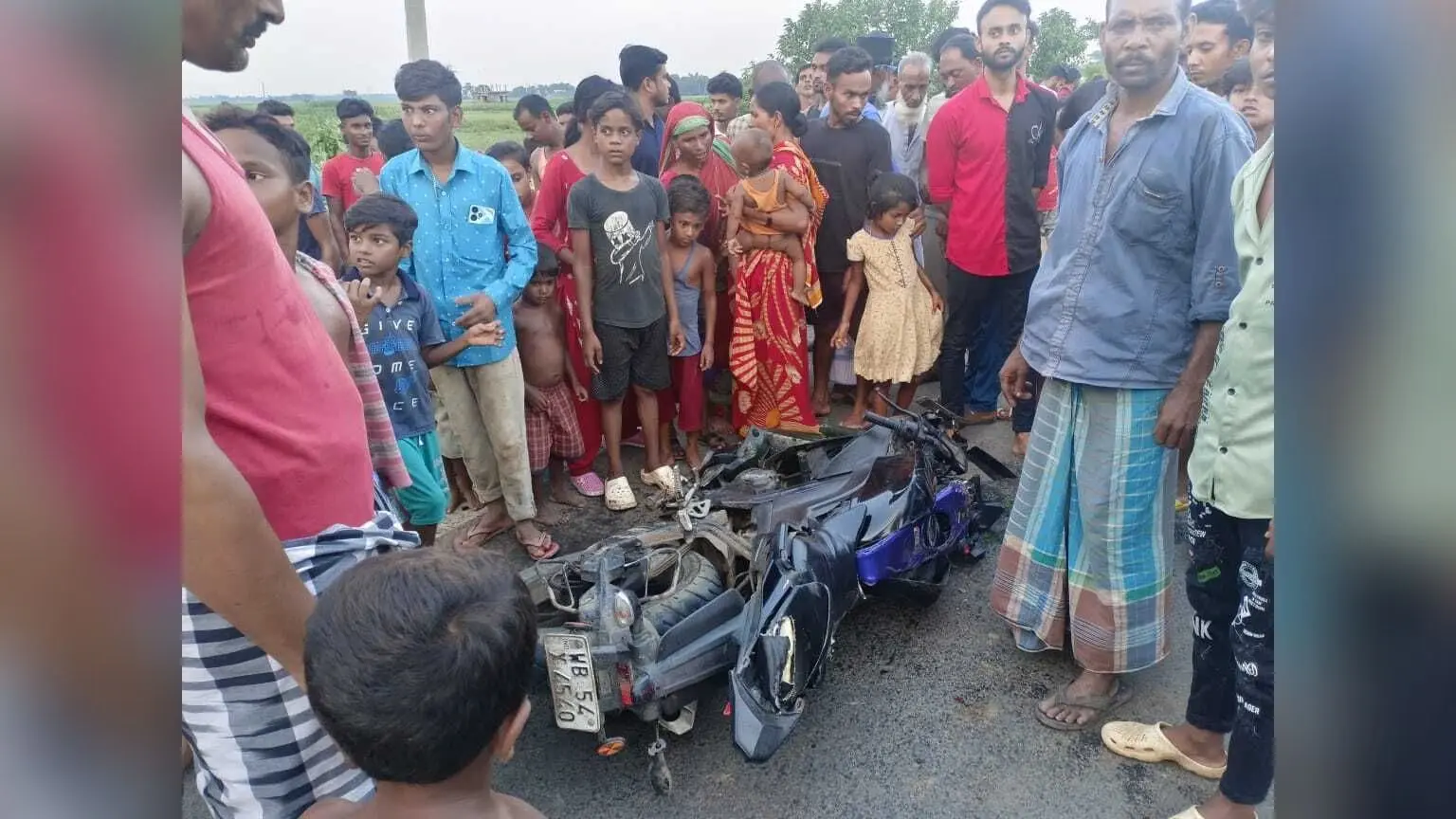बाइक चालक ने सड़क किनारे खड़े युवक को मारा धक्का, दो जख्मी