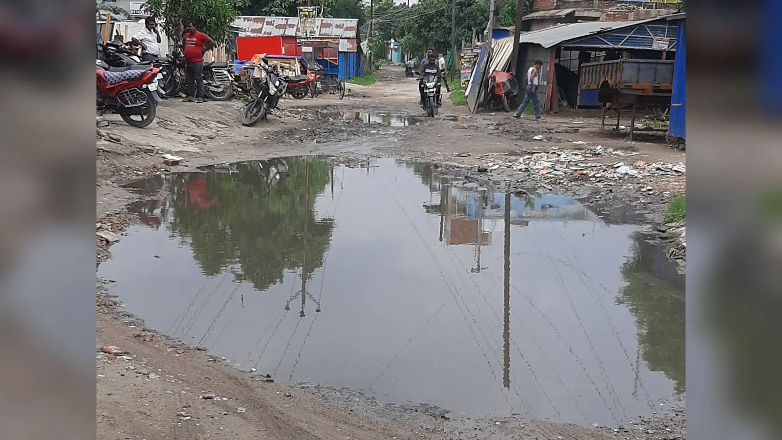 बरसात में दुर्घटना को आमंत्रण दे रहा आकाशवाणी रोड