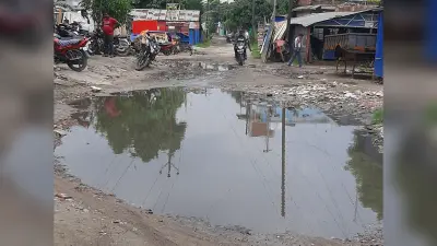 बरसात में दुर्घटना को आमंत्रण दे रहा आकाशवाणी रोड