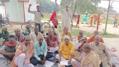 मांगों को लेकर माकपा नेताओं ने किया धरना प्रदर्शन