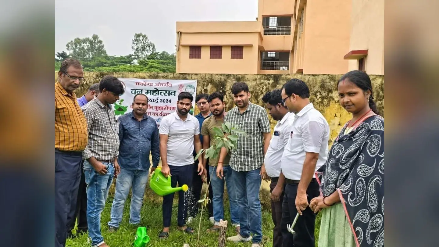 तुलसिया गर्ल्स हाई स्कूल मैदान में किया पौधरोपण