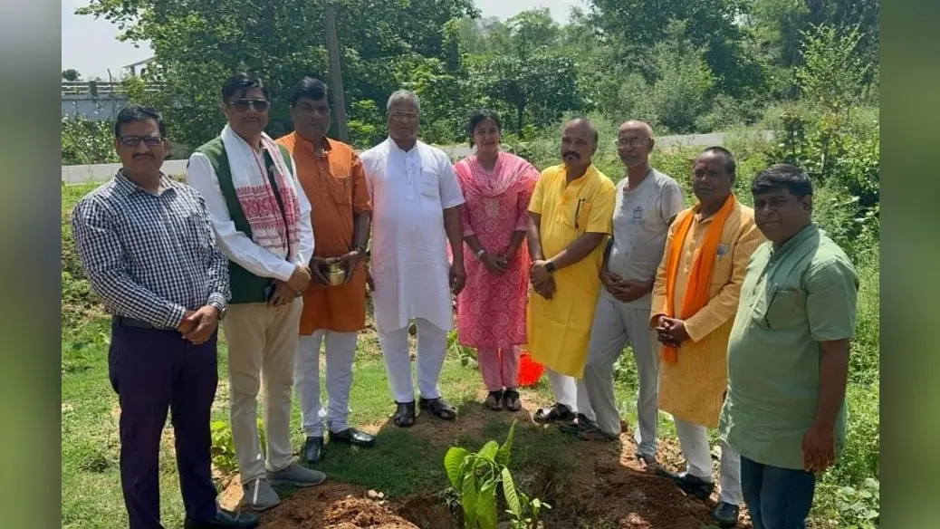 आरोग्य भारती के सदस्यों ने किया पौधरोपण