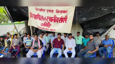 विस्थापितों ने प्लांट के गेट पर दिया धरना