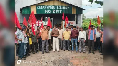 खरखरी कोलियरी में एमडीओ के खिलाफ प्रदर्शन