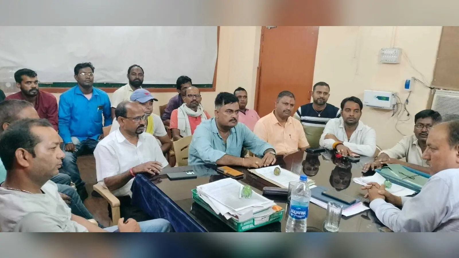 आकाशकिनारी : बिजली संकट से त्राहिमाम है कॉलोनीवासी, पीओ से वार्ता