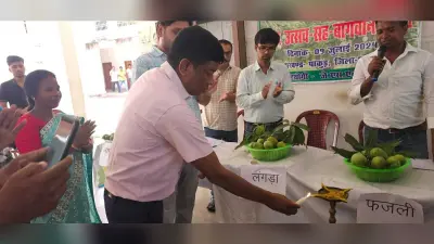 ग्रामीणों को बिरसा हरित ग्राम योजना के बारे में दी गयी जानकारी