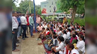 एफआरएएस सिस्टम के विरूद्ध स्वास्थ्य कर्मियों ने दिया धरना
