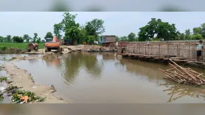 हरहा नदी के तेज बहाव में बहा नवनिर्माणाधीन पुल का डायवर्सन, दर्जनों गांवों का आवागमन ठप