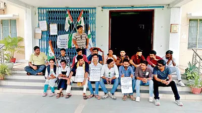 वीसी के बाद रजिस्ट्रार ऑफिस में भी जड़ा ताला