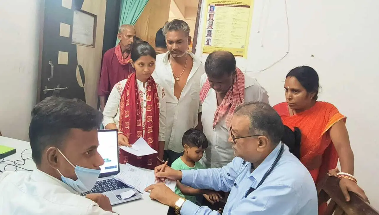 स्वास्थ्य केंद्र में बढ़ी मौसमी बीमारियों से परेशान मरीजों की संख्या
