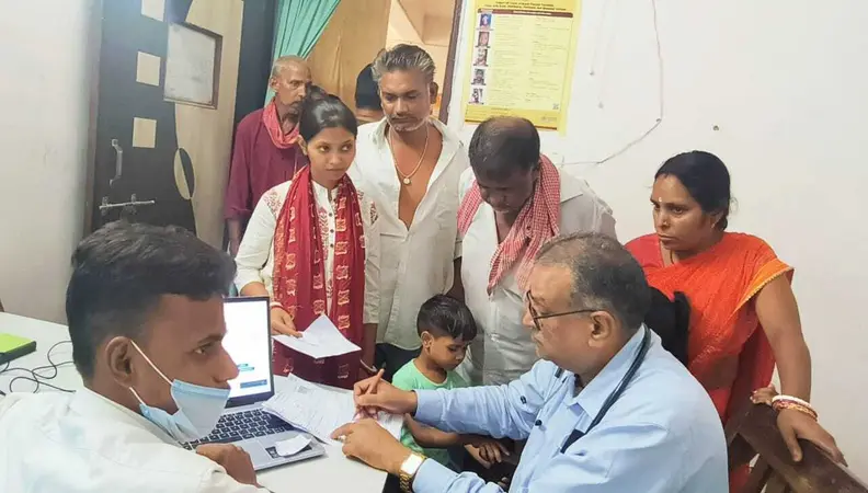 स्वास्थ्य केंद्र में बढ़ी मौसमी बीमारियों से परेशान मरीजों की संख्या