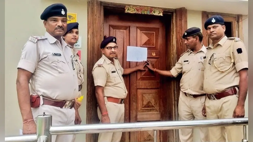 फरार महिला जिला पार्षद सहित सात लोगों के यहा चस्पाया इश्तेहार