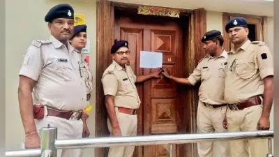 फरार महिला जिला पार्षद सहित सात लोगों के यहा चस्पाया इश्तेहार