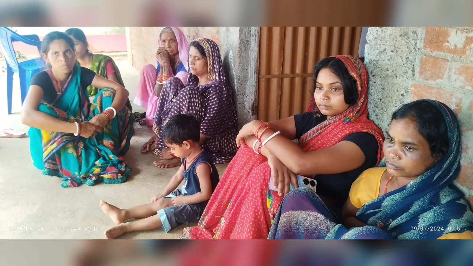 जवान बेटे के अंतिम दर्शन के इंतजार में पथरा गयी बूढ़ी मां की आखें, घर में नहीं जल रहे चूल्हे
