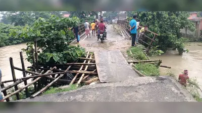 लोहे के पुल का दोनों एप्रोच क्षतिग्रस्त, चार व तीन पहिया वाहनों का आवागमन बंद