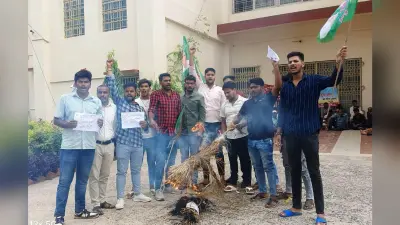 छात्र राजद ने कुलपति व कुलसचिव का फूंका पुतला
