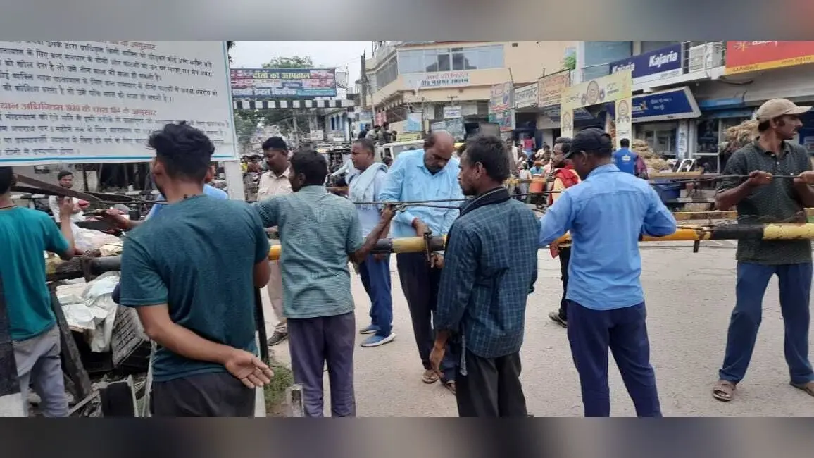 105 नंबर फाटक टूटा, दो घंटे तक लगा रहा जाम