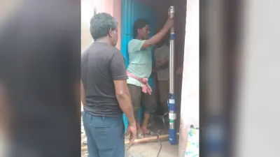 कांग्रेसियों ने खराब डीप बोरिंग के मोटर को कराया दुरूस्त