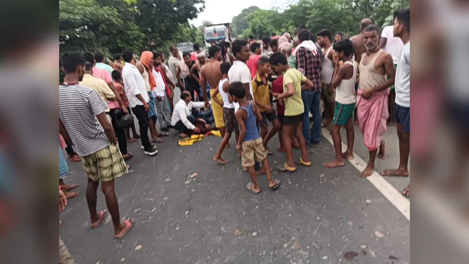 पिकअप की ठोकर से बाइक सवार की मौत, दो लोग जख्मी