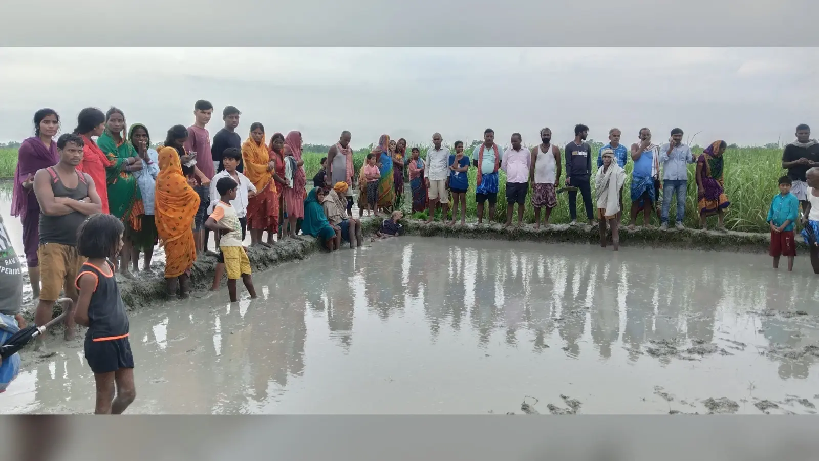 ठनका गिरने से खेत में किसान और बैल की मौत, हरवाहा झुलसा