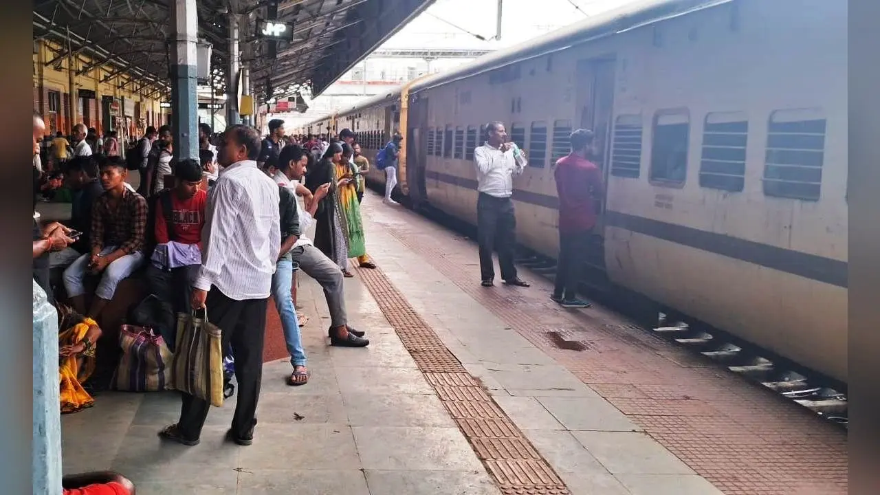 जमालपुर से गुजरने वाली दो एक्सप्रेस ट्रेनों के एसी डब्बे हटाकर लगेंगे जनरल कोच