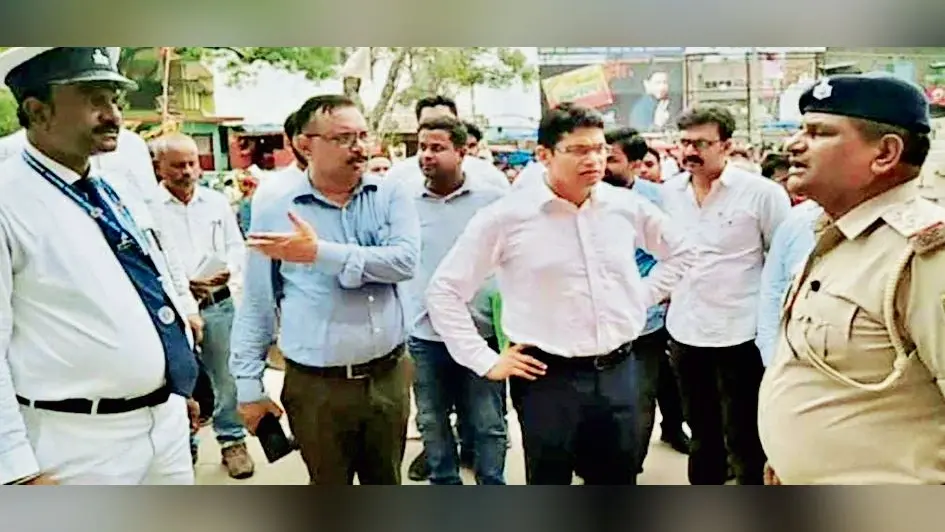 बाढ. डीआरएम ने बाढ़ स्टेशन का किया औचक निरीक्षण, दिये निर्देश