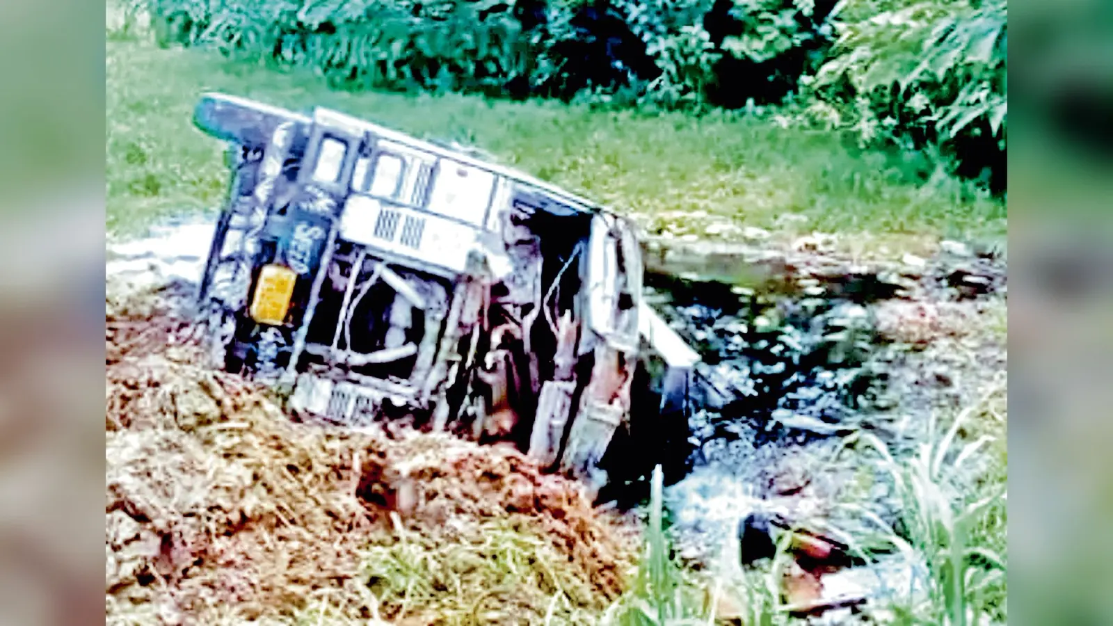 सरिया लदा ट्रक पलटा एक की मौत, दो जख्मी