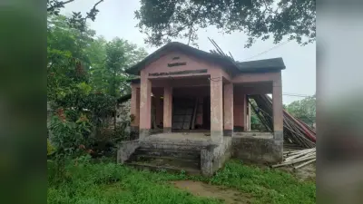 कचहरी रोड स्थित यात्री शेड अतिक्रमित