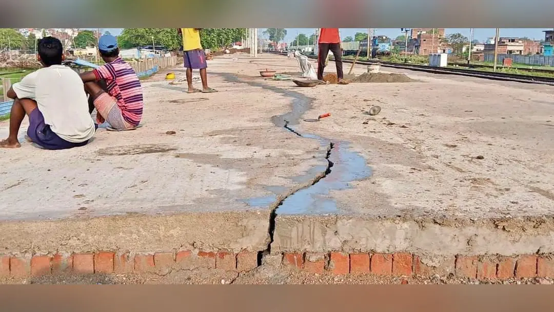 गुरारू रेलवे स्टेशन निर्माण के दौरान प्लेटफाॅर्म में आयी दरार