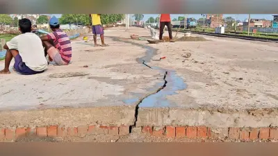 गुरारू रेलवे स्टेशन निर्माण के दौरान प्लेटफाॅर्म में आयी दरार
