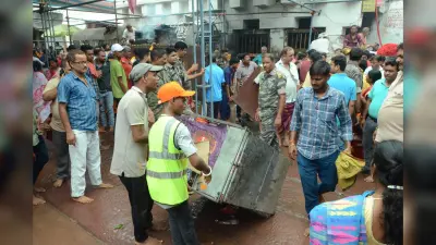 पहले दिन मंदिर प्रांगण से हटाये गये 70 काउंटर