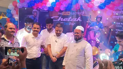 बजाज की चेतक इलेक्ट्रिक स्कूटी को विधायक व रजिस्ट्रार ने किया लॉन्च