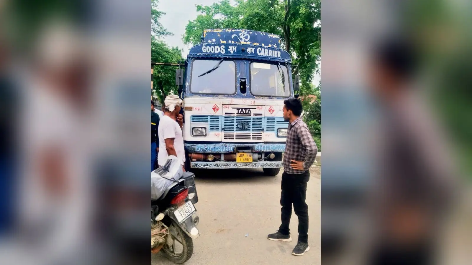 बाइक के जंप करने से नीचे गिरी महिला को टैंकर ने कुचला, गयी जान
