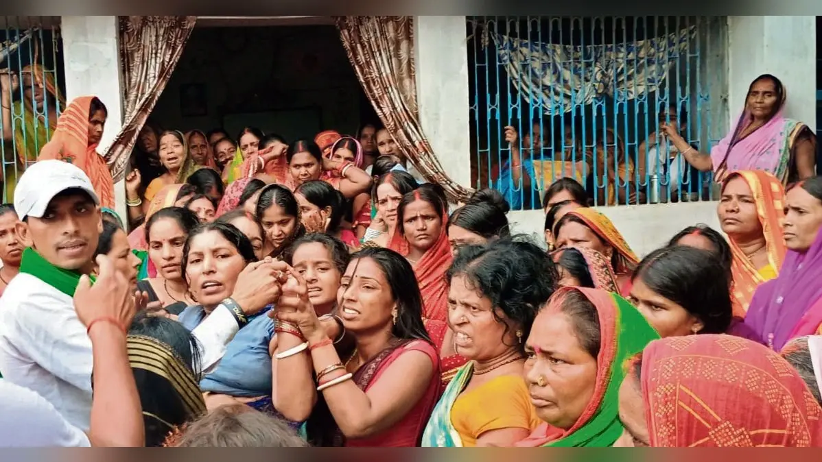 गुजरात में युवक की मौत, शव घर पहुंचे ही परिजनों में मचा कोहराम