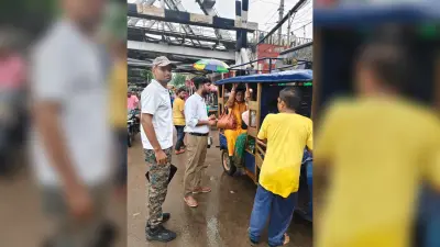 बाजार में खरीदारों की भीड़, सड़क पर लग रहा जाम