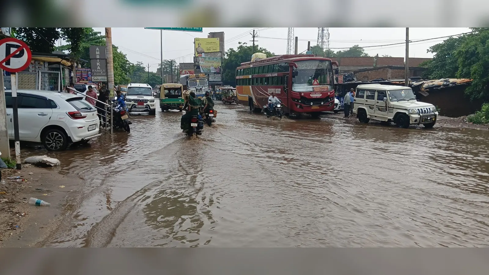 भारी बारिश से चकाई चौक पर सड़क बनी तालाब