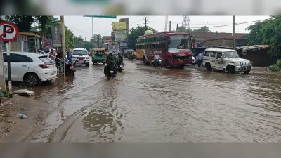 भारी बारिश से चकाई चौक पर सड़क बनी तालाब