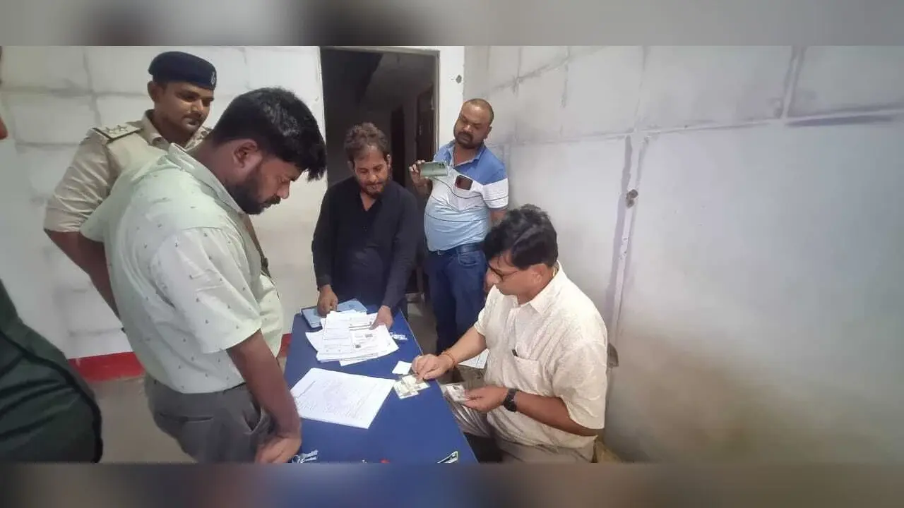 एसडीओ ने आधार कार्ड केंद्रों पर की छापेमारी, तीन केंद्रों को किया सील