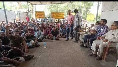 एमसीएल खदान की लिफ्ट दो साल से खराब, तीन श्रमिक यूनियनों ने किया प्रदर्शन