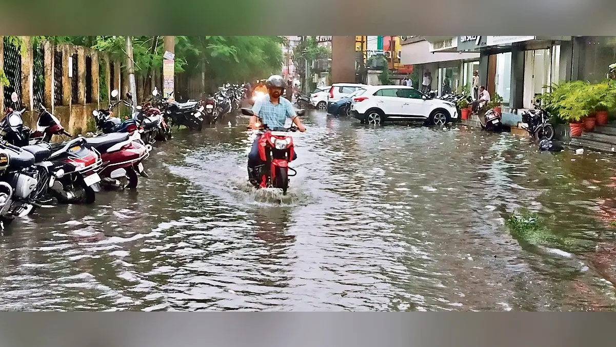 Ranchi news : एक घंटा की बारिश में शहर की सड़कें बनीं तालाब
